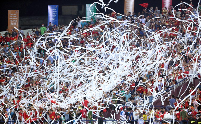 Hãy chấm dứt việc dùng giấy vệ sinh để cổ vũ bóng đá 